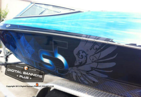Light/dark blue wrap om speedboat